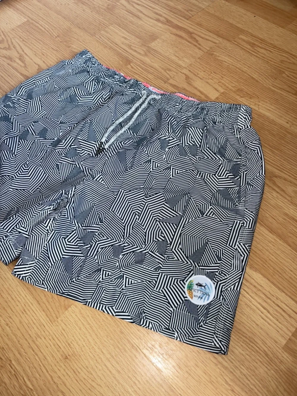 Spicy Tuna Men’s Black & White Retro 5” Inseam Lined Swim Trunks Size Large